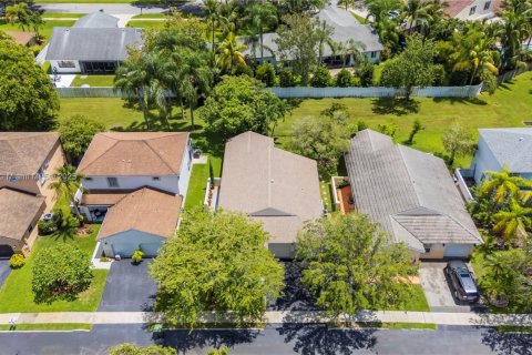 Villa ou maison à vendre à Pembroke Pines, Floride: 3 chambres, 137.5 m2 № 1896106 - photo 4