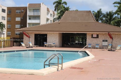 Condo in Hialeah, Florida, 1 bedroom  № 2023073 - photo 2