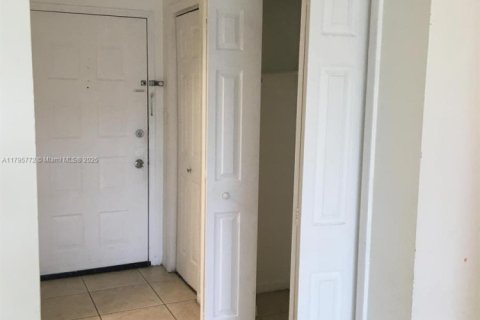 Condo in Hialeah, Florida, 1 bedroom  № 2023073 - photo 8