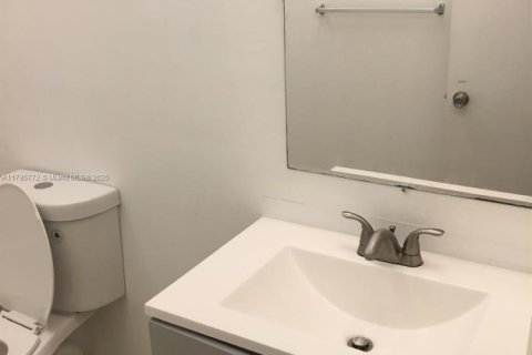 Condo in Hialeah, Florida, 1 bedroom  № 2023073 - photo 10