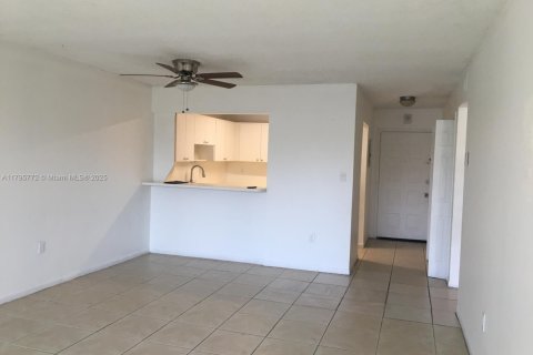 Condo in Hialeah, Florida, 1 bedroom  № 2023073 - photo 6