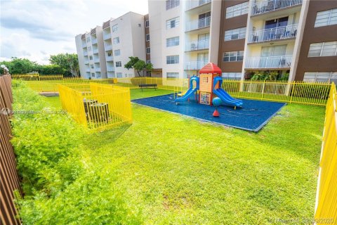 Condo in Hialeah, Florida, 1 bedroom  № 2023073 - photo 3