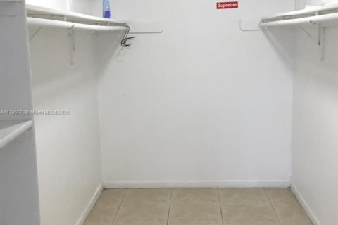 Condo in Hialeah, Florida, 1 bedroom  № 2023073 - photo 11