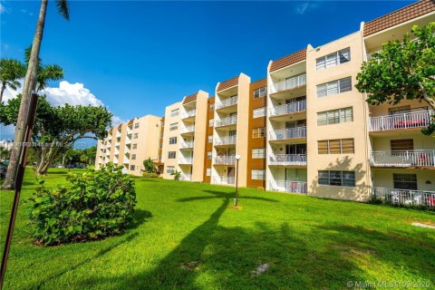 Condo in Hialeah, Florida, 1 bedroom  № 2023073 - photo 4