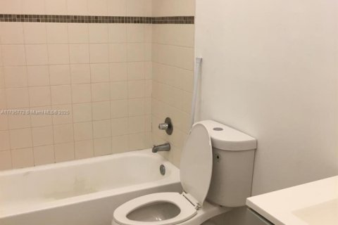 Condo in Hialeah, Florida, 1 bedroom  № 2023073 - photo 9
