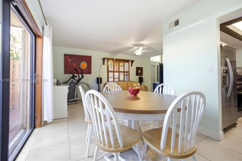 Touwnhouse à vendre à Miami, Floride: 3 chambres, 130.06 m2 № 2032744 - photo 10