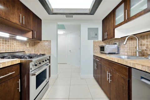 Touwnhouse à vendre à Miami, Floride: 3 chambres, 130.06 m2 № 2032744 - photo 13