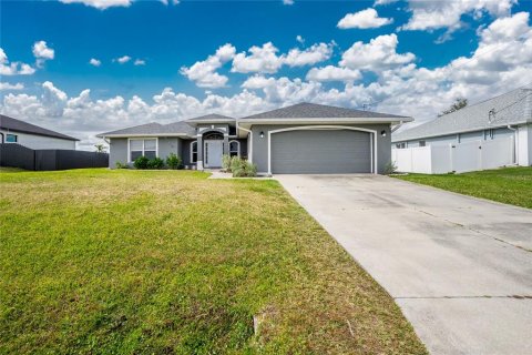 House in Cape Coral, Florida 3 bedrooms, 136.85 sq.m. № 1778098 - photo 1