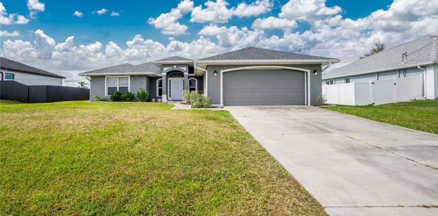 House in Cape Coral, Florida 3 bedrooms, 136.85 sq.m. № 1778098