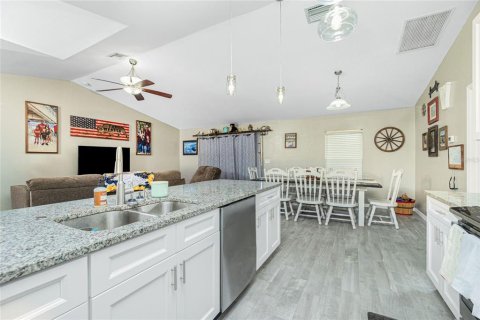 House in Cape Coral, Florida 3 bedrooms, 136.85 sq.m. № 1778098 - photo 13