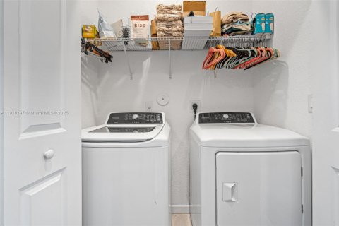 Купить таунхаус в Майами, Флорида 3 спальни, 128.02м2, № 1975396 - фото 21