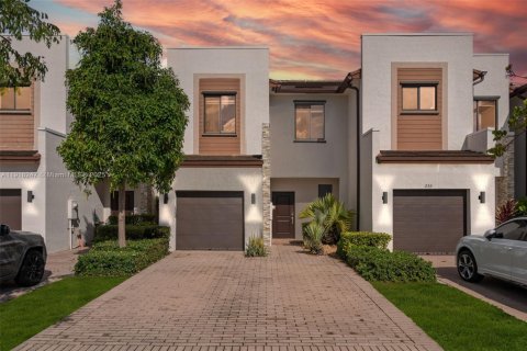 Купить таунхаус в Майами, Флорида 3 спальни, 128.02м2, № 1975396 - фото 1