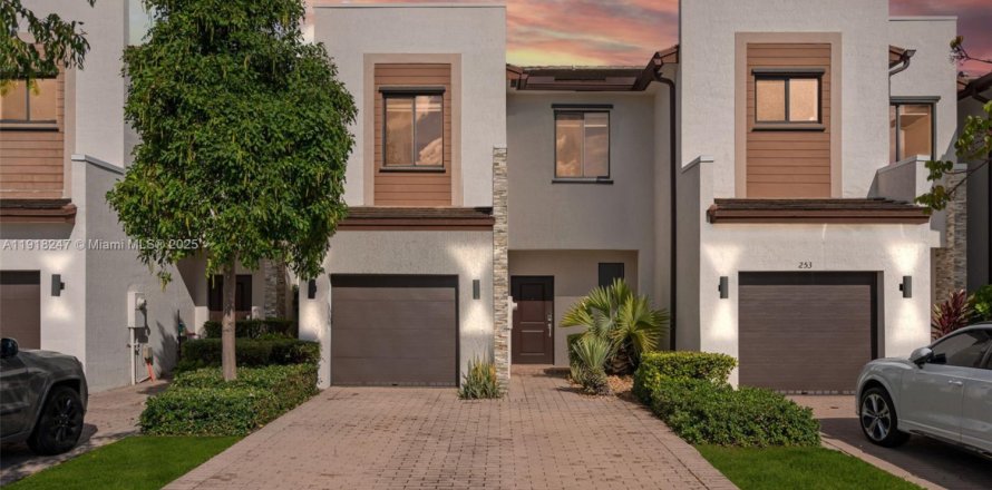 Таунхаус в Майами, Флорида 3 спальни, 128.02м2 № 1975396