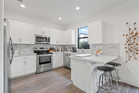 Купить таунхаус в Майами, Флорида 3 спальни, 128.02м2, № 1975396 - фото 14