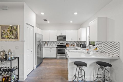 Купить таунхаус в Майами, Флорида 3 спальни, 128.02м2, № 1975396 - фото 12