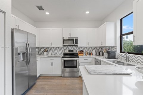 Купить таунхаус в Майами, Флорида 3 спальни, 128.02м2, № 1975396 - фото 13