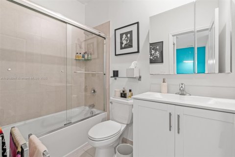 Купить таунхаус в Майами, Флорида 3 спальни, 128.02м2, № 1975396 - фото 28