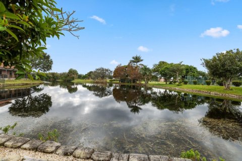 House in Plantation, Florida 5 bedrooms, 289.02 sq.m. № 1228651 - photo 1