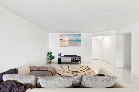 Condo in Pompano Beach, Florida, 2 bedrooms № 2179607 - photo 14