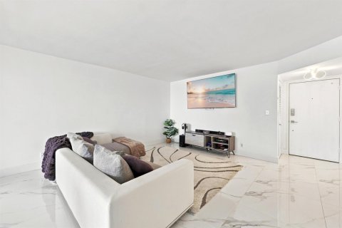 Condo in Pompano Beach, Florida, 2 bedrooms № 2179607 - photo 8