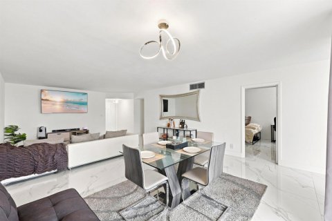 Condo in Pompano Beach, Florida, 2 bedrooms № 2179607 - photo 16