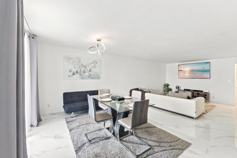 Condo in Pompano Beach, Florida, 2 bedrooms № 2179607 - photo 15