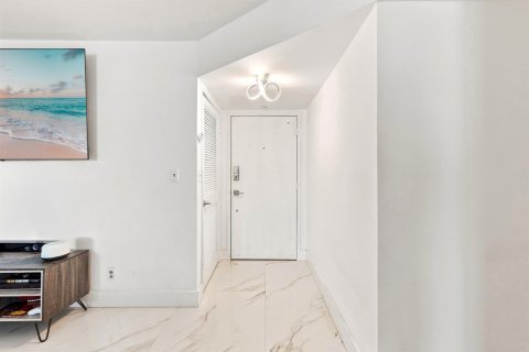 Condo in Pompano Beach, Florida, 2 bedrooms № 2179607 - photo 6