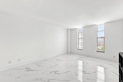 Condo in Pompano Beach, Florida, 2 bedrooms № 2179607 - photo 25