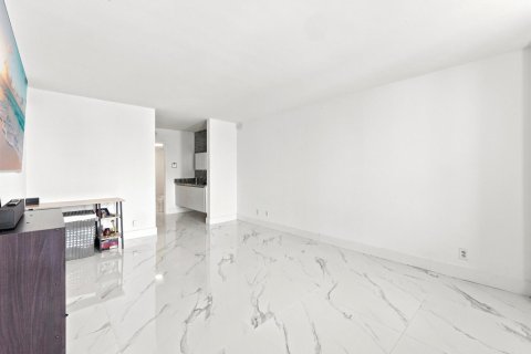 Condo in Pompano Beach, Florida, 2 bedrooms № 2179607 - photo 24
