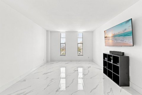 Condo in Pompano Beach, Florida, 2 bedrooms № 2179607 - photo 21