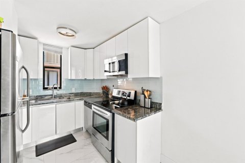 Condo in Pompano Beach, Florida, 2 bedrooms № 2179607 - photo 17