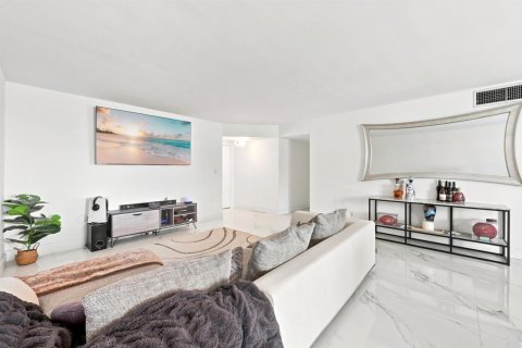 Condo in Pompano Beach, Florida, 2 bedrooms № 2179607 - photo 9
