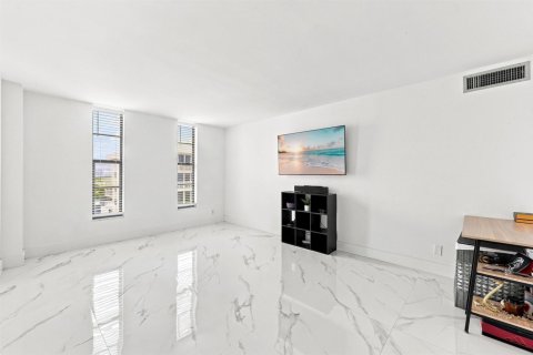 Condo in Pompano Beach, Florida, 2 bedrooms № 2179607 - photo 22