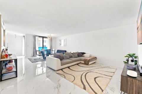 Condo in Pompano Beach, Florida, 2 bedrooms № 2179607 - photo 7