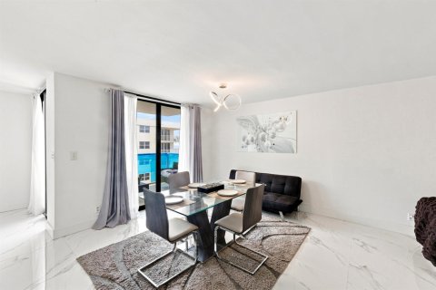 Condo in Pompano Beach, Florida, 2 bedrooms № 2179607 - photo 11