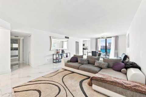 Condo in Pompano Beach, Florida, 2 bedrooms № 2179607 - photo 13