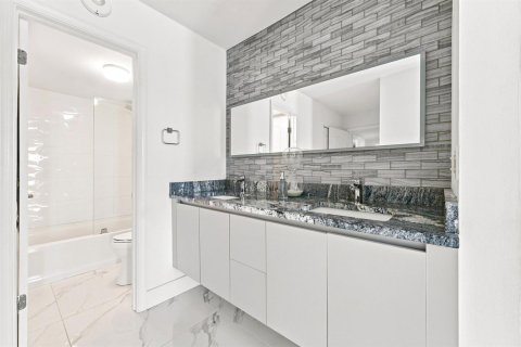 Condo in Pompano Beach, Florida, 2 bedrooms № 2179607 - photo 29