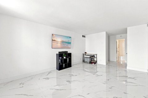 Condo in Pompano Beach, Florida, 2 bedrooms № 2179607 - photo 23
