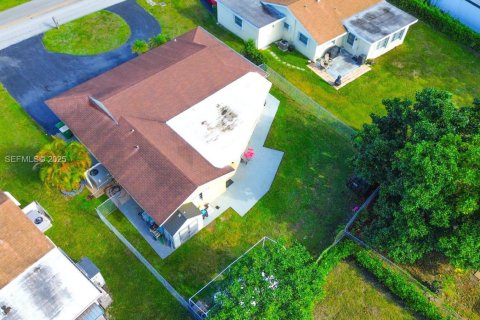 Villa ou maison à vendre à Tamarac, Floride: 3 chambres, 151.9 m2 № 1994005 - photo 5