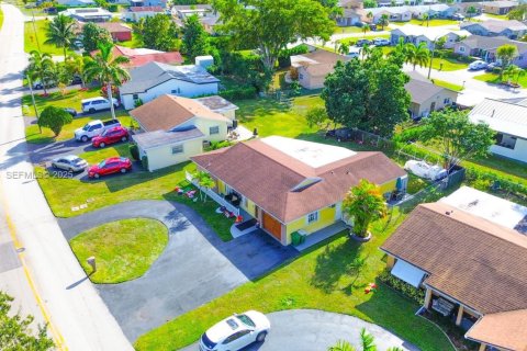 Villa ou maison à vendre à Tamarac, Floride: 3 chambres, 151.9 m2 № 1994005 - photo 19