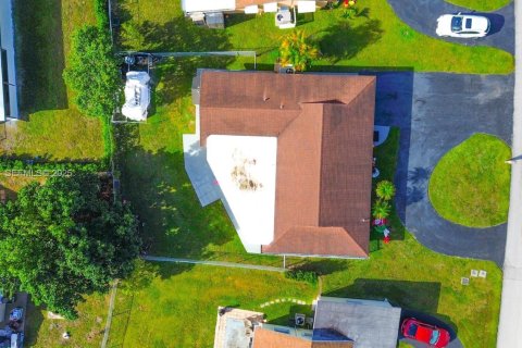 Villa ou maison à vendre à Tamarac, Floride: 3 chambres, 151.9 m2 № 1994005 - photo 9