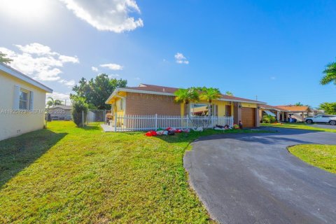 Villa ou maison à vendre à Tamarac, Floride: 3 chambres, 151.9 m2 № 1994005 - photo 3
