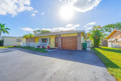 Villa ou maison à vendre à Tamarac, Floride: 3 chambres, 151.9 m2 № 1994005 - photo 4