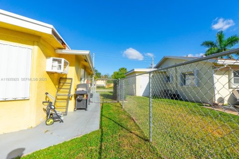 Villa ou maison à vendre à Tamarac, Floride: 3 chambres, 151.9 m2 № 1994005 - photo 12