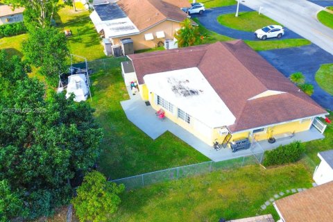 Villa ou maison à vendre à Tamarac, Floride: 3 chambres, 151.9 m2 № 1994005 - photo 8