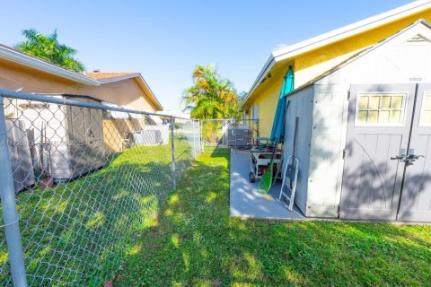 Villa ou maison à vendre à Tamarac, Floride: 3 chambres, 151.9 m2 № 1994005 - photo 13