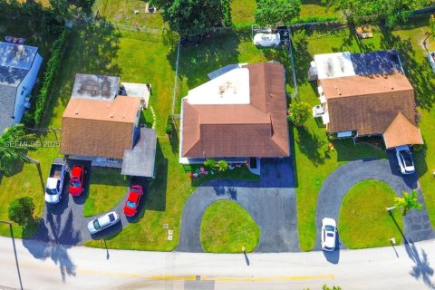 Villa ou maison à vendre à Tamarac, Floride: 3 chambres, 151.9 m2 № 1994005 - photo 16