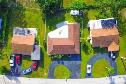 Villa ou maison à vendre à Tamarac, Floride: 3 chambres, 151.9 m2 № 1994005 - photo 6