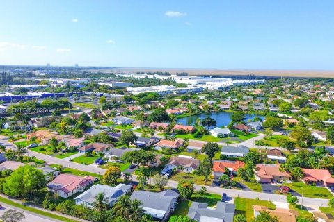 Villa ou maison à vendre à Tamarac, Floride: 3 chambres, 151.9 m2 № 1994005 - photo 14