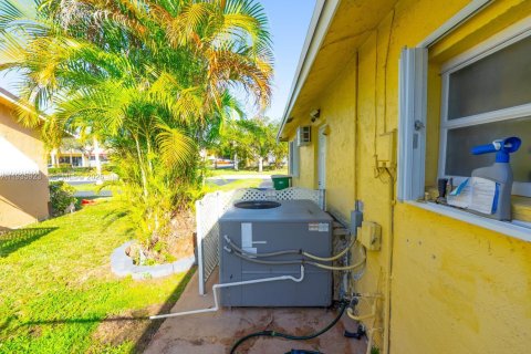 Villa ou maison à vendre à Tamarac, Floride: 3 chambres, 151.9 m2 № 1994005 - photo 11